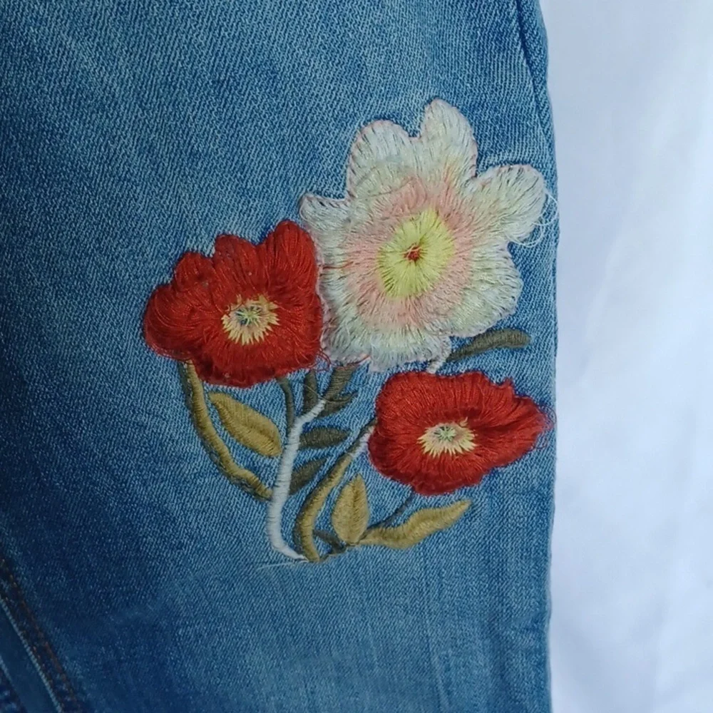 Zara floral embroidered distressed skinny ankle jeans, size 6